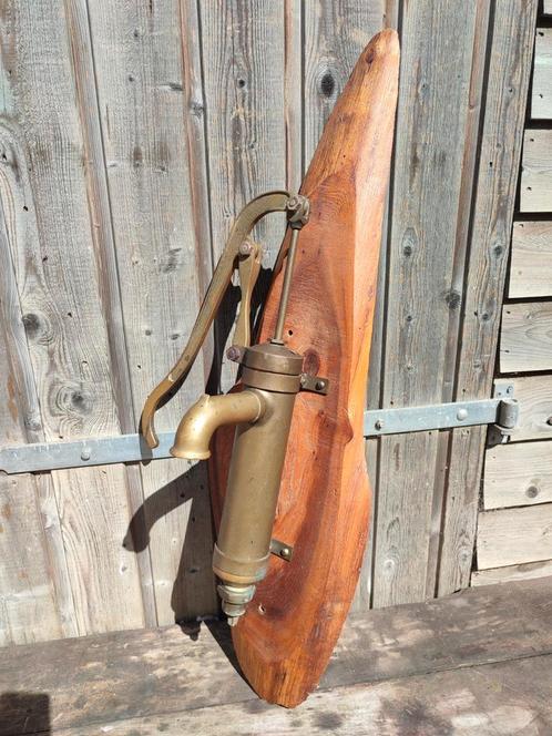 Vintage Waterpomp Decoratie op Houten Plank, Antiek en Kunst, Antiek | Gereedschap en Instrumenten, Ophalen of Verzenden