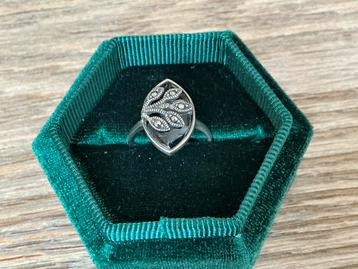Oude zilveren ring onyx en marcasietjes 18 beschikbaar voor biedingen