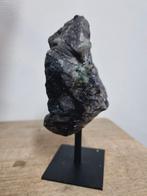 Smaragd in matrix op stalen standaard, Ophalen of Verzenden, Mineraal