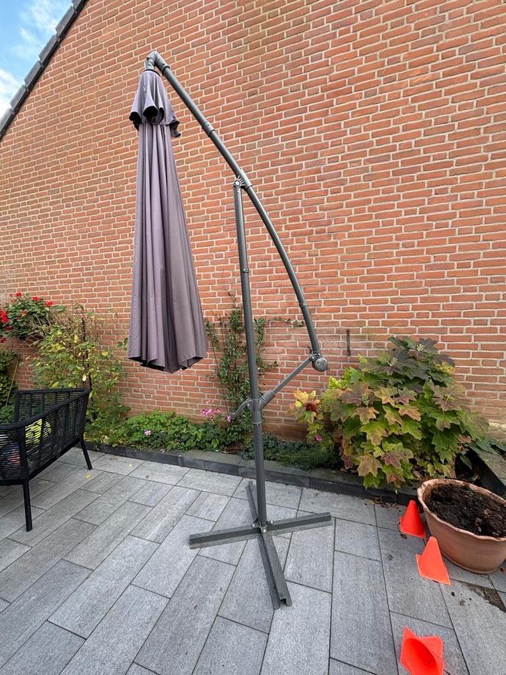 Zweefparasol Antraciet - Tuin - ophalen in Cadier en Keer, Tuin en Terras, Parasols, Zo goed als nieuw, Zweefparasol, 3 tot 4 meter