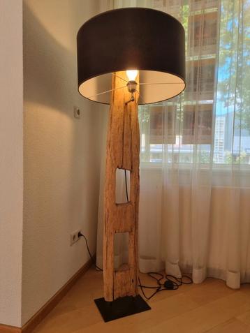 Hele mooie staande lamp met zwarte kap!  beschikbaar voor biedingen