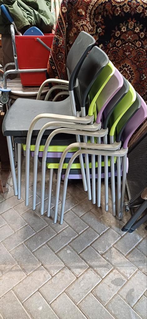 8 stuks binnen of buiten stoelen in kleur, Huis en Inrichting, Stoelen, Gebruikt, Vijf, Zes of meer stoelen, Kunststof, Metaal