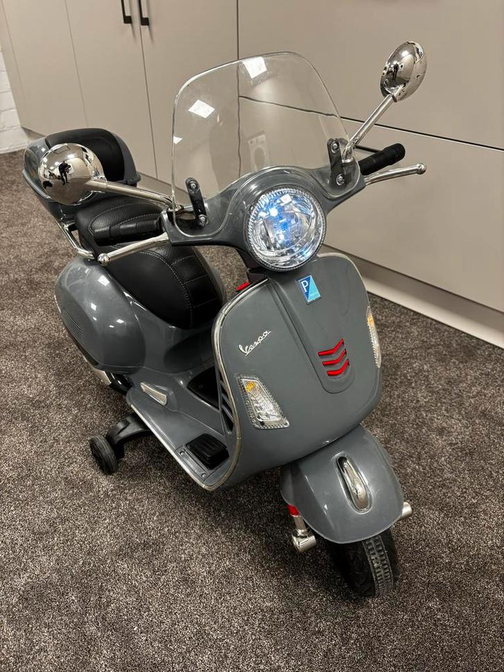 Elektrische Kinderscooter Vespa - 3-6 jaar, Kinderen en Baby's, Speelgoed | Buiten | Accuvoertuigen, Zo goed als nieuw, Ophalen of Verzenden