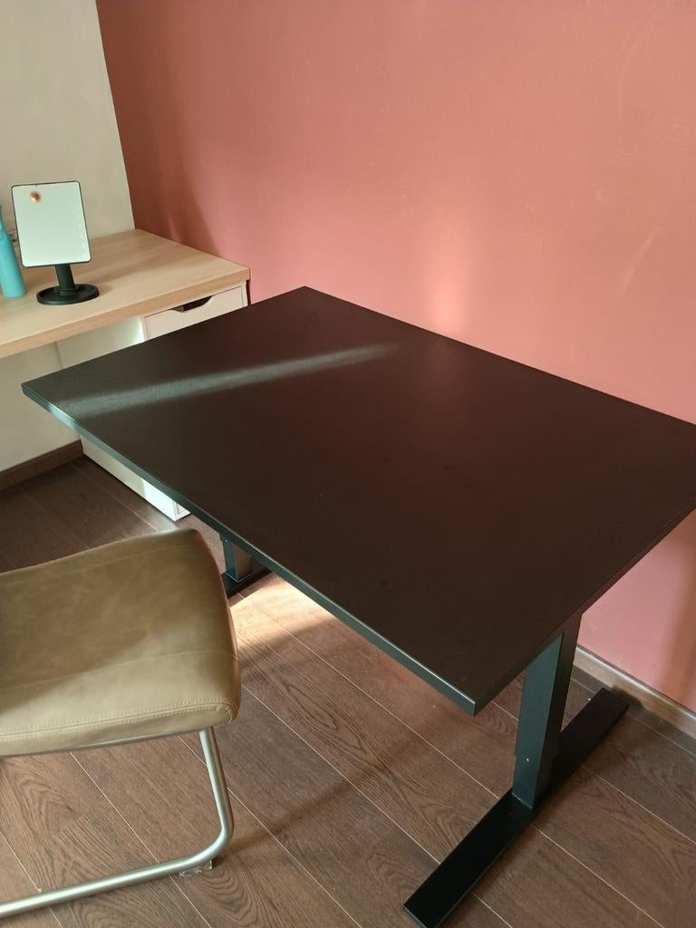 Mooi degelijk stevig bureau, Huis en Inrichting, Bureaus, Ophalen, In hoogte verstelbaar, Zo goed als nieuw, Bureau