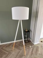 Vloerlamp Zuiver tripod wit metaal en blank hout, Huis en Inrichting, Lampen | Vloerlampen, Ophalen, Zo goed als nieuw, Hout, 150 tot 200 cm