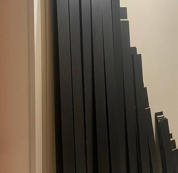 Zwarte houten plinten 12x90mm beschikbaar voor biedingen
