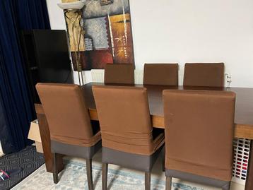 Grote eettafel beschikbaar voor biedingen