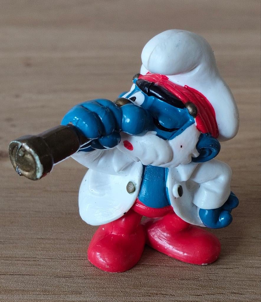 SCHLEICH 1987 KAPITEIN GROTE SMURF MET VERREKIJKER, Verzamelen, Smurfen, Verzenden, Zo goed als nieuw, Verschillende Smurfen