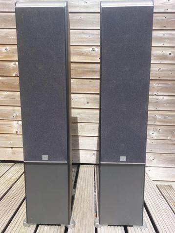 twee luidspeakers beschikbaar voor biedingen