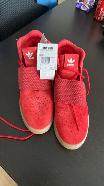 Adidas rode sneakers/sportschoenen maat 43.(Nieuw). beschikbaar voor biedingen