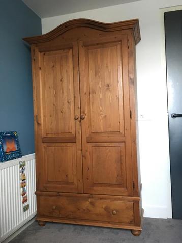 Houten kast beschikbaar voor biedingen