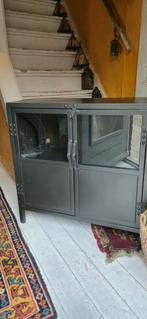 Metalen opbergkast met 2 deuren in donkergrijze kleur., Ophalen of Verzenden, Zo goed als nieuw