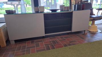 Modern dressoir met glazen blad | 226 cm breed | Grijs beschikbaar voor biedingen