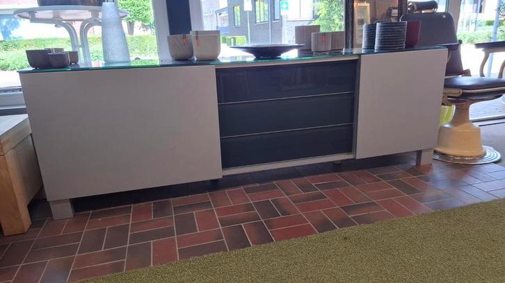 Modern dressoir met glazen blad | 226 cm breed | Grijs, Huis en Inrichting, Kasten | Dressoirs, Zo goed als nieuw, 25 tot 50 cm