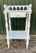 Brocante wit houten tafeltje - bijzettafeltje - nachtkastje, Antiek en Kunst, Curiosa en Brocante, Ophalen