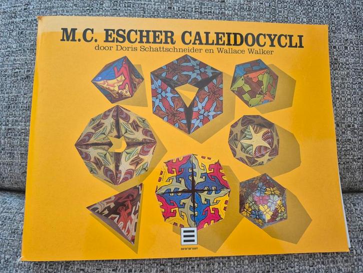 M.C. ESCHER CALEIDOCYCLI  Evergreen van 1977, Boeken, Hobby en Vrije tijd, Zo goed als nieuw, Scrapbooking en Knutselen, Ophalen of Verzenden