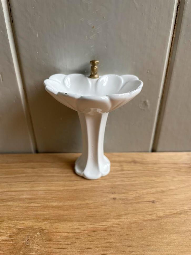 Gietijzer sokkel wasbak Marianne Modelle “Dora Kuhn” 70s-80s, Verzamelen, Poppenhuizen en Toebehoren, Gebruikt, Poppenhuis, Ophalen of Verzenden