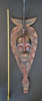 Groot Afrikaans Masker, Ophalen