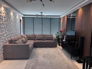 Moderne hoekbank beschikbaar voor biedingen