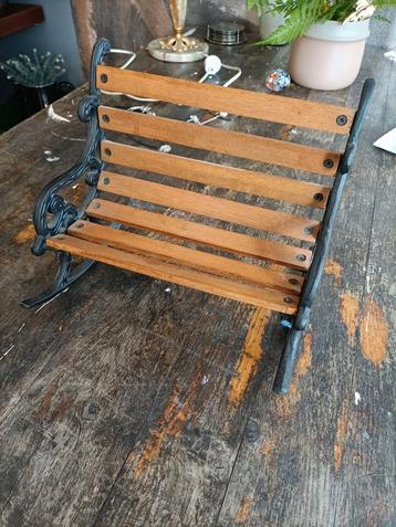 Miniatuur Bankje voor Poppen beschikbaar voor biedingen