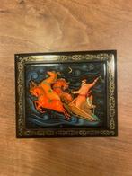 Vintage Russisch lakdoosje van Palekhmakelij handgeschilderd, Antiek en Kunst, Ophalen of Verzenden