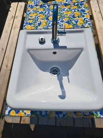 Wasbak met kraan 44 x 44 beschikbaar voor biedingen