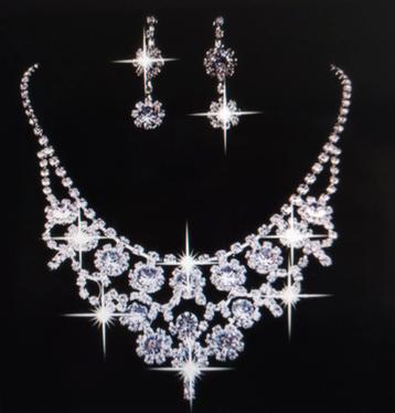Zilveren ketting met oorbellen en veel strass.  beschikbaar voor biedingen