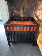 Zwarte box incl. Matras, hoeslaken en boxkleed zgan, Ophalen, Zo goed als nieuw, Boxkleed