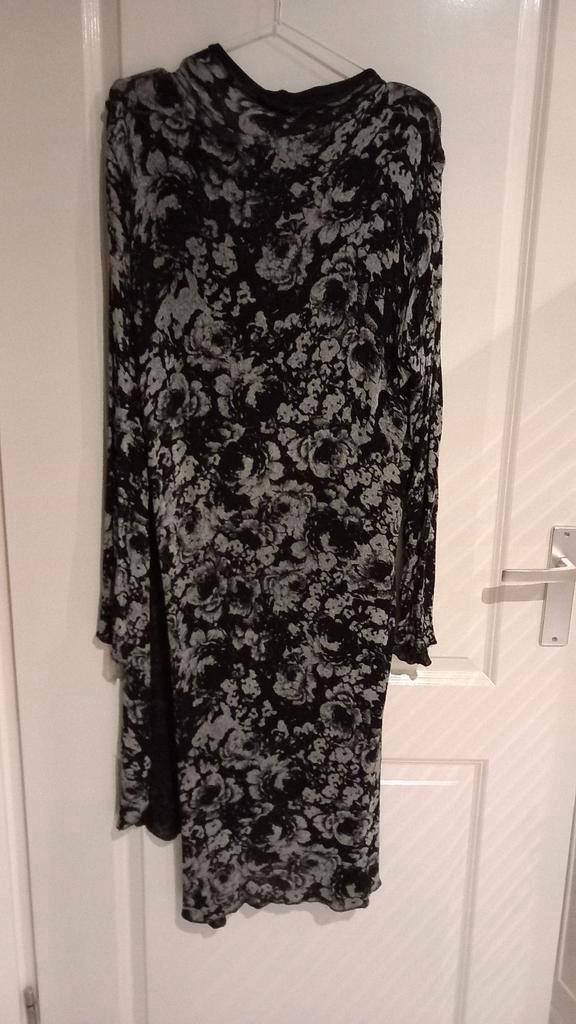 Grijs, zwarte lange jurk IZ NAIZ 1 maat, Kleding | Dames, Jurken, Zo goed als nieuw, Grijs, Onder de knie, Ophalen of Verzenden