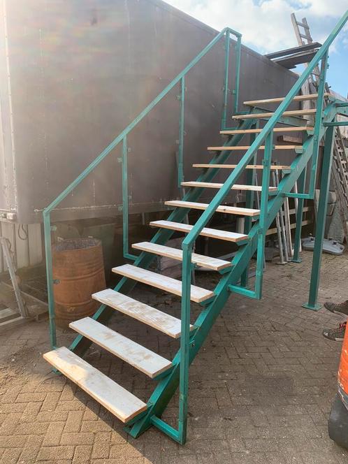Ijzere trap met leuningen 250 cm hoog 13 trede, Doe-het-zelf en Verbouw, Ladders en Trappen, Zo goed als nieuw, 2 tot 4 meter