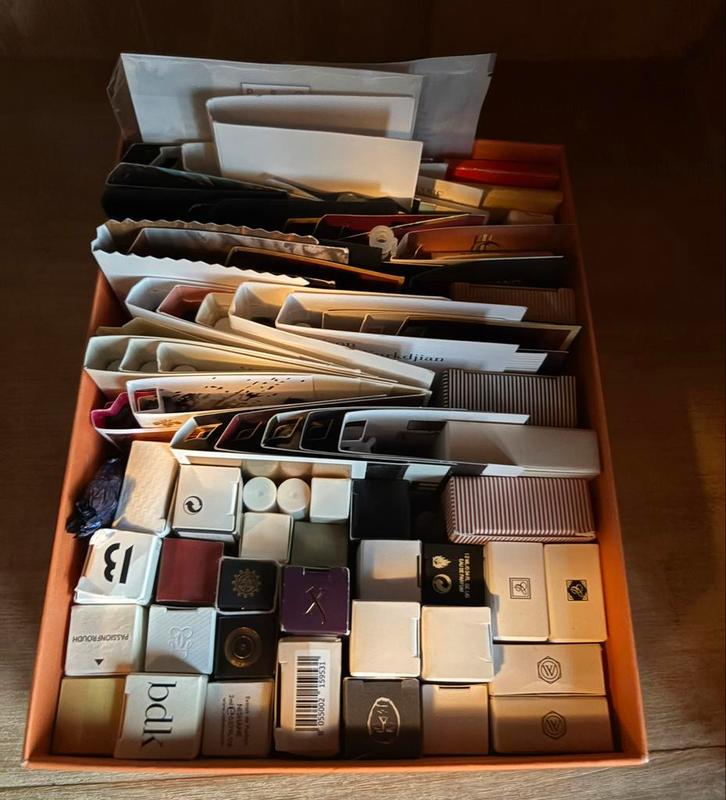 Doos met 85/90 parfum samples - niche geuren, Sieraden, Tassen en Uiterlijk, Uiterlijk | Parfum, Verzenden
