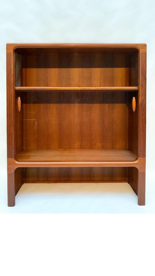 Restored Vintage Dyrlund Display Cabinet With Sliding Glass, Huis en Inrichting, Kasten | Vitrinekasten, Zo goed als nieuw, 100 tot 150 cm
