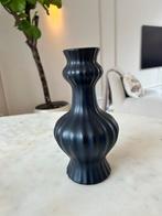 Vintage Zwart Vaasje - Stijlvol Decoratie, Huis en Inrichting, Woonaccessoires | Vazen, Gebruikt, Zwart, Aardewerk of Porselein