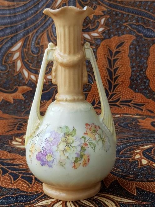 Mooi antiek porselein vaasje uit Engeland met bloemen., Antiek en Kunst, Antiek | Vazen, Ophalen of Verzenden