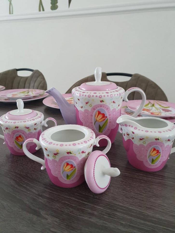 Roze Servies met Bloemen - 25 Delig, Huis en Inrichting, Keuken | Servies, Zo goed als nieuw, Compleet servies, Overige stijlen