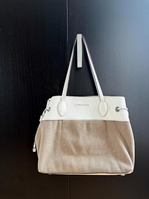 Originele Michael Kors tas in wit en taupe - in goede staat, Sieraden, Tassen en Uiterlijk, Tassen | Schoudertassen, Zo goed als nieuw