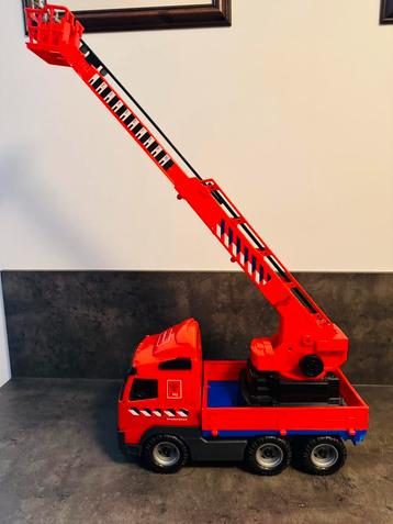 Mooie grote brandweer wagen met uitschuifbare ladder beschikbaar voor biedingen