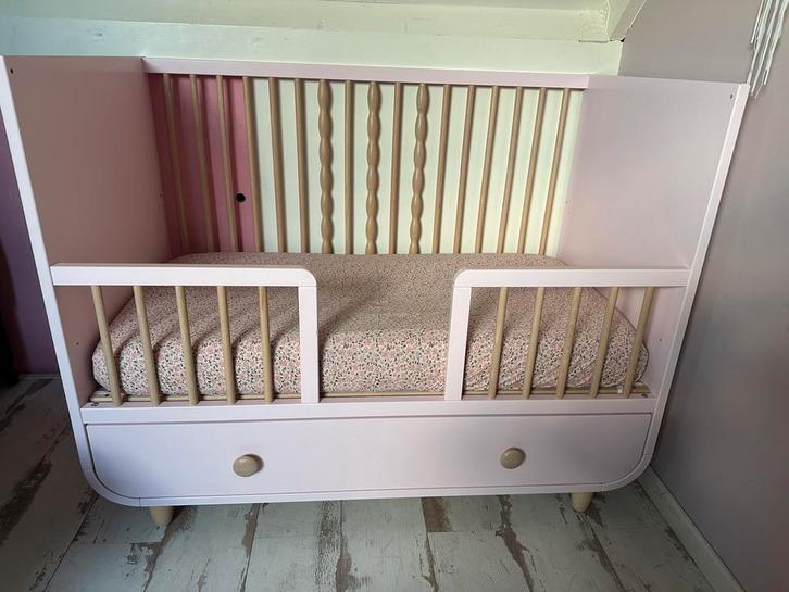 Myllra roze ledikant inclusief matras + airgosafe, Kinderen en Baby's, Babywiegjes en Ledikanten, Zo goed als nieuw, Ledikant