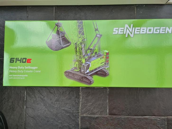 SENNEBOGEN 6140HD dragline met knijpbak Ros, nieuw, Hobby en Vrije tijd, Modelauto's | 1:50, Nieuw, Hijskraan, Tractor of Landbouw