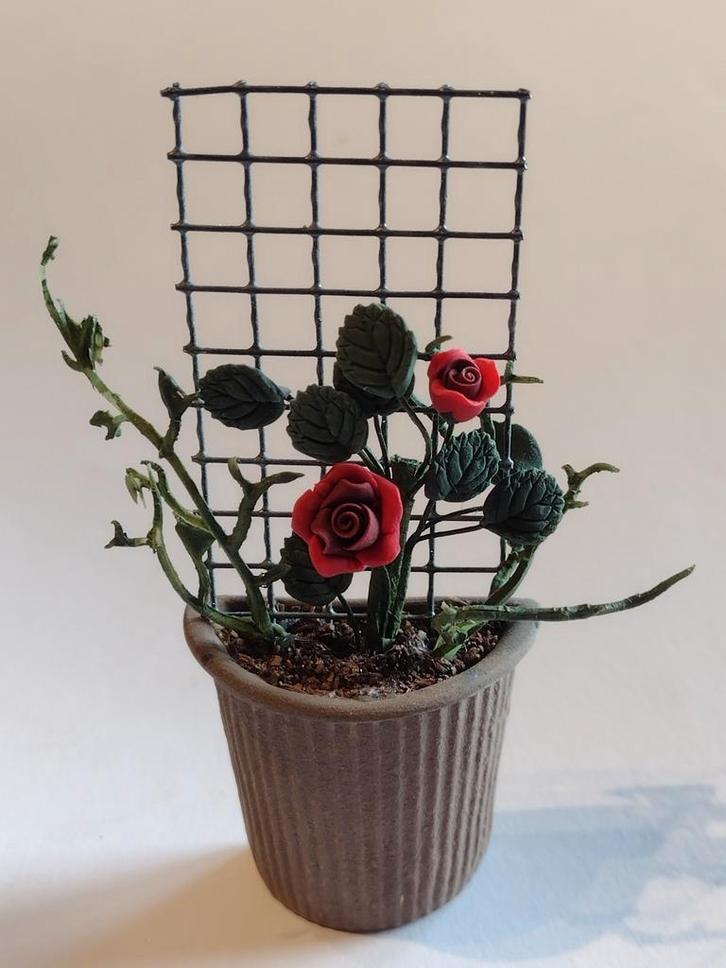 rode roos in d. bruine muurpot / Fennicole Miniatures, Verzamelen, Poppenhuizen en Toebehoren, Nieuw, Decoratie, Ophalen