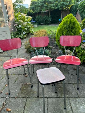 Vintage formica 3 rode stoeltjes + 1 krukje - jaren 50 beschikbaar voor biedingen