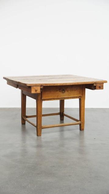 Prachtige vierkante antieke eettafel gemaakt van iepenhout beschikbaar voor biedingen