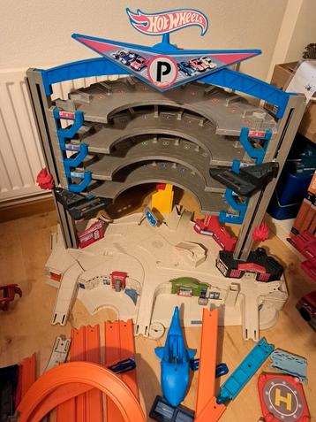 Matchbox Hotwheels garage vrachtauto en vele onderdelen  beschikbaar voor biedingen