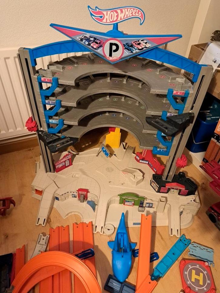Matchbox Hotwheels garage vrachtauto en vele onderdelen, Kinderen en Baby's, Speelgoed | Racebanen, Zo goed als nieuw, Handmatig