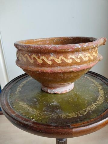 kom, pot, slipwerk, bodemvondst, 17e, 18e eeuw beschikbaar voor biedingen