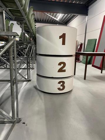 Podium rond / erepodium 1,2,3 beschikbaar voor biedingen
