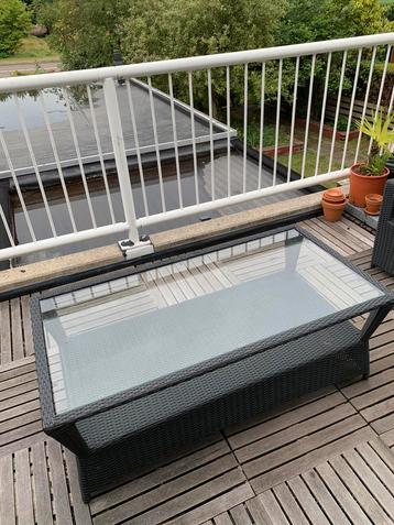 Mooie tuintafel van wicker met glazen blad beschikbaar voor biedingen
