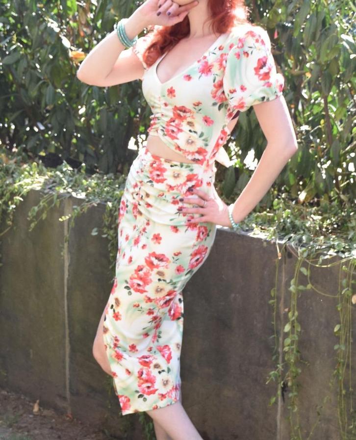 Midi Jurk groen met rode bloemen met speciale rug XS of 34, Kleding | Dames, Jurken, Nieuw, Maat 34 (XS) of kleiner, Groen, Knielengte