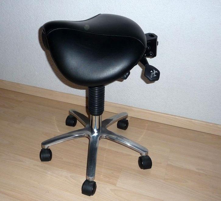 Professionele zadelkruk Saddle-Up met rugsteun, Huis en Inrichting, Krukjes, Nieuw, Overige materialen, In hoogte verstelbaar