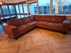 Ruime cognac suede hoekbank met stalen poten – goede staat, Ophalen, 250 tot 300 cm, Gebruikt, Hoekbank